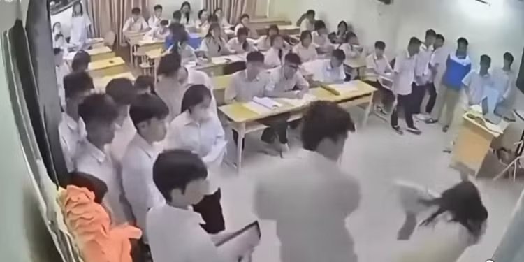 Xác minh clip nam sinh nhiều lần lao lên bục giảng đánh cô giáo ở Hà Nội