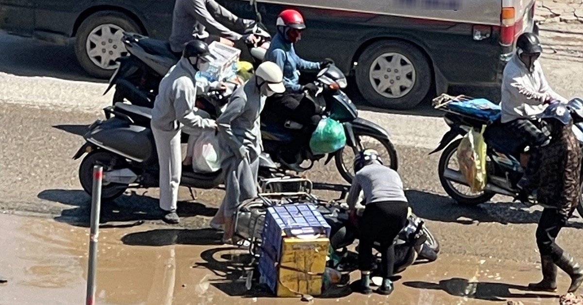 Cảnh xe cộ chật vật né ổ gà trên tuyến đường vừa xảy ra tai nạn chết ...