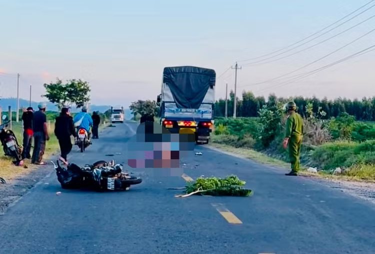 Va chạm với xe tải lúc sáng sớm, hai người đi xe máy tử vong