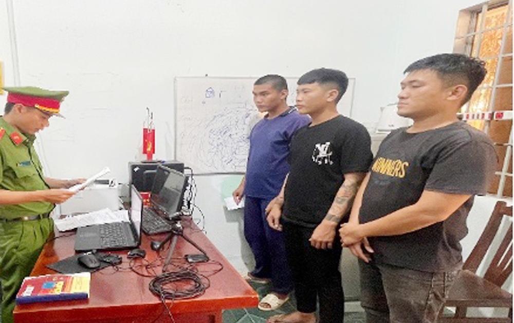 Đòi nợ thuê bất thành, 3 thanh niên ngang nhiên lấy gà trừ nợ rồi bị bắt