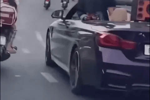 3 thanh niên bị xử phạt vì màn giả làm "cương thi" trên xe BMW mui trần đang chạy