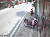 Hai thiếu niên té ngã xuống đường sau màn lạng lách, đánh võng bằng xe đạp điện
