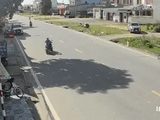 Chỉ nhìn phía sau khi sang đường, người đàn ông khiến xe máy gặp nạn