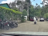 Dừng giữa đường, ô tô vẫn vô tư mở cửa khiến người đi xe máy gặp nạn
