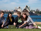 Australia siết chặt chính sách nhập cư: Chặn cửa nộp visa du học từ trong nước, giới hạn đưa người thân