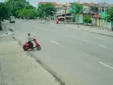 Chỉ nhìn một phía khi sang đường, người đi xe máy bị ô tô tải tông trúng