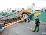 Khối sắt hàng chục tấn đổ ập chắn ngang đường, rung chuyển cả khu vực ở TPHCM