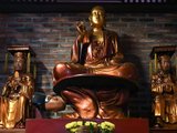 Bức tượng "vua cõng Phật" và bài học về quyền lực biết cúi mình
