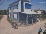 Hai xe máy lao vào nút giao, cú đánh lái trong gang tấc tránh va chạm trực diện