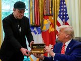 Ông Trump trao huân chương khoa học cao nhất Mỹ cho Elon Musk