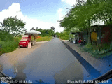 Tài xế liên tục giật mình vì hai cô gái đi xe máy trong chưa đầy một phút