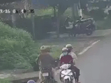 Xe máy đi ngược chiều tông trúng xe đạp, người lái ngã chênh vênh bên rãnh thoát nước