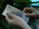 Được bố chồng cho 5 triệu mỗi tháng, tôi lại hoảng sợ run rẩy chỉ vì phản ứng của chồng