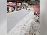 Người phụ nữ ngã sõng soài giữa đường sau pha quay đầu xe máy bất ngờ