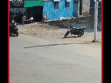 Bị xe tải chở cát tông trực diện, cô gái bám chặt cản trước thoát chết trong gang tấc