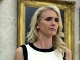 Gia đình nữ trợ lý thân cận của ông Trump tan vỡ vì bất đồng chính trị và cái chết của người cha
