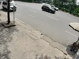 Ôtô 16 chỗ bất ngờ đánh lái ra đường, hất văng người đi xe máy