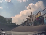 Chui ra từ bụi cây ở dải phân cách, bé trai băng qua hàng loạt phương tiện và cái kết khiến nhiều người thót tim