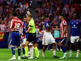 Trọng tài quá nặng tay, hậu vệ MU lãnh thẻ đỏ oan trong trận thua Atletico Madrid?