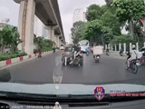Chuyển làn để rẽ trái thiếu quan sát, tài xế xe máy công nghệ tông mạnh vào đuôi ô tô