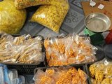 Người phụ nữ đóng gói cả nghìn túi bim bim giả, tuồn vào hàng quán quanh trường học