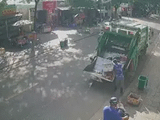 Xe rác đang làm nhiệm vụ, người đi xe máy bất ngờ đâm mạnh từ phía sau