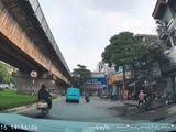 Xe van quẹt ngã xe máy rồi thản nhiên bỏ chạy trên đường Hà Nội