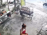 Cậu bé 3 tuổi sang nhà hàng xóm xin hoa rồi quỳ gối tặng mẹ khiến dân mạng "tan chảy"
