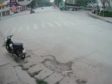 Tạt đầu xe tải để sang đường, người đi xe máy ngã vào gầm xe lớn