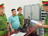 Khởi tố người đàn ông đi ngược chiều, bóp cổ, đánh tài xế ô tô sau va chạm