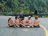 Xử phạt 6 người phụ nữ ngồi tạo dáng chụp ảnh giữa khúc cua trên đèo Hải Vân