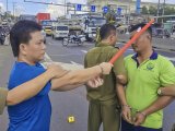Hai tài xế xe đầu kéo ẩu đả giữa quốc lộ, dùng tuýp sắt và gạch tấn công nhau