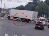 Tông tử vong người phụ nữ, tài xế xe tải kéo nạn nhân khỏi gầm xe rồi rời hiện trường