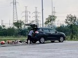 Công an làm việc với người đàn ông lái ô tô vứt rác ven đường ở Nghệ An