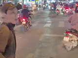 Công an làm việc với người đàn ông cầm gậy đập kính xe tải ở TPHCM