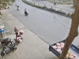 Hai cô gái đi xe máy ôm cua mất lái, tông mạnh vào thùng ô tô đang đỗ