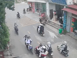 Nam sinh chở bạn gái vượt ẩu, 3 xe máy liên tiếp ngã nhào