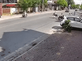 Xe tải nhỏ phóng nhanh, nghiêng ngả khi né ôtô rẽ trái trong khu dân cư