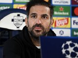 HLV Fabregas xin lỗi vì "bảo Como ngừng chạy khi dẫn MU 4 bàn"