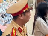 Cô gái hành động lạ bên lan can cầu, Đại úy CSGT Hà Nội nhanh chóng tiếp cận