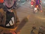 Khởi tố người đàn ông đi xe đạp điện chặn đầu ô tô tải, dùng gậy đập vỡ kính ở TPHCM