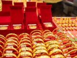 Giá vàng hôm nay 23/10: Thế giới lao dốc, SJC chịu sức ép giảm thêm