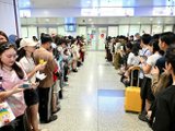 Fan Việt xếp hàng từ sớm tại sân bay Nội Bài đón BigBang đến Hà Nội