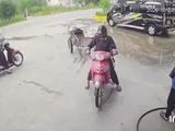 Đổ xăng xong phóng xe đi, người phụ nữ bỏ quên cả đồ nghề "kiếm cơm"