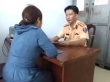 Nữ tài xế bị phạt 5 triệu đồng vì dùng điện thoại khi lái ô tô