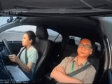Nữ học viên bất ngờ cúi xuống chỉnh dép khi xe đang chạy, thầy dạy lái vội giữ vô lăng