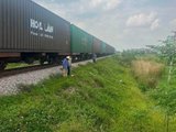 Người phụ nữ chạy xe máy băng qua đường sắt bị tàu tông tử vong
