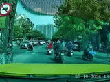 Vượt xe trên phố Hà Nội, người đi mô tô phân khối lớn phanh gấp rồi ngã ngay trước đầu ô tô