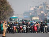 Một lần vượt đèn đỏ bằng xe máy bị phạt khoảng 83% thu nhập bình quân đầu người một tháng