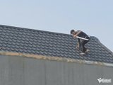 Cảnh sát vây bắt hai người cầm hung khí cố thủ trên mái nhà ở Thanh Hóa